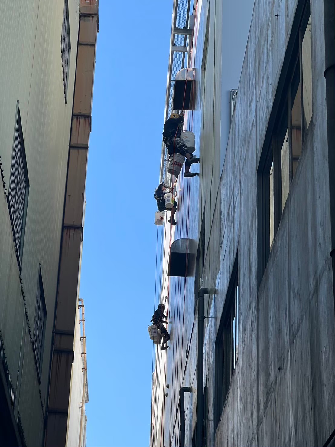 笠雨工程團隊進行高空繩索外牆施工