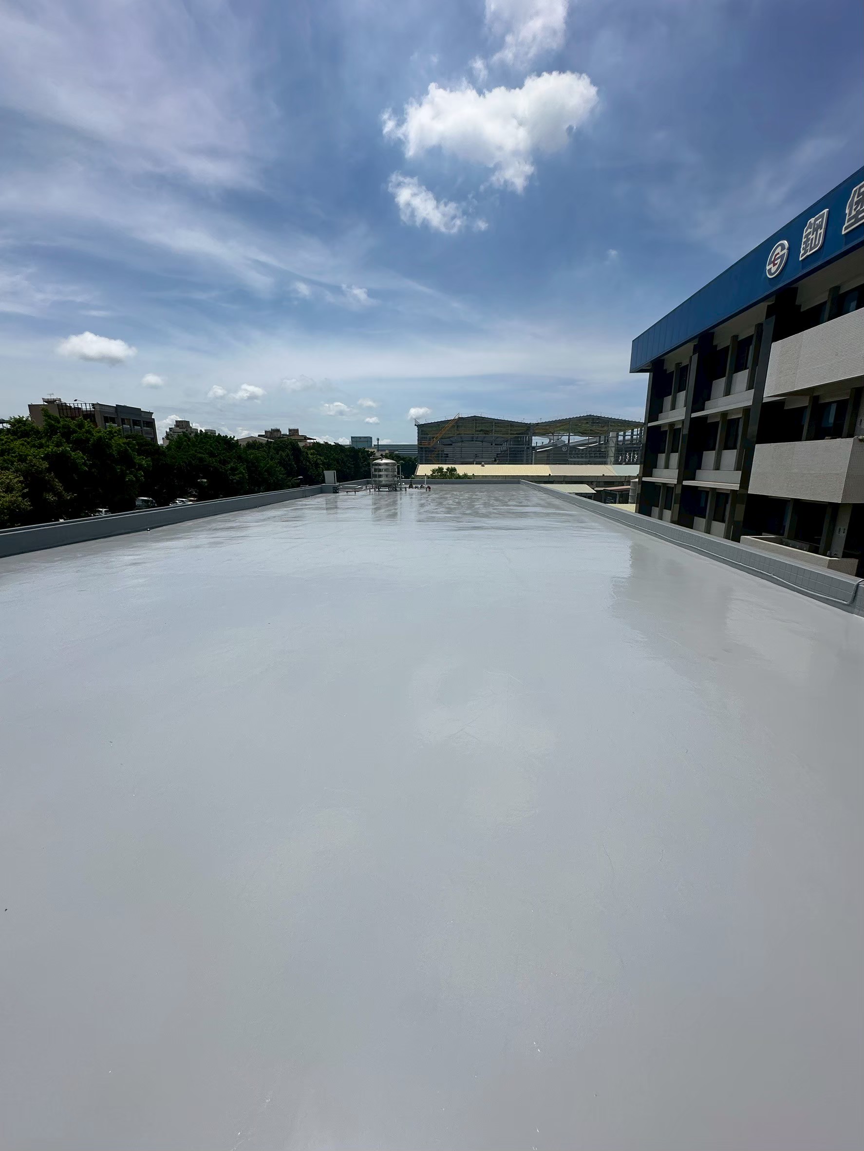 完成防水塗層施工的大面積屋頂